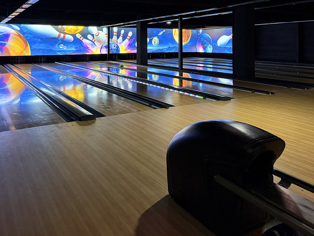 Notre bowling à Cormeilles vous propose 3 types de bowling : tradi, MadGames et Hyperbowling