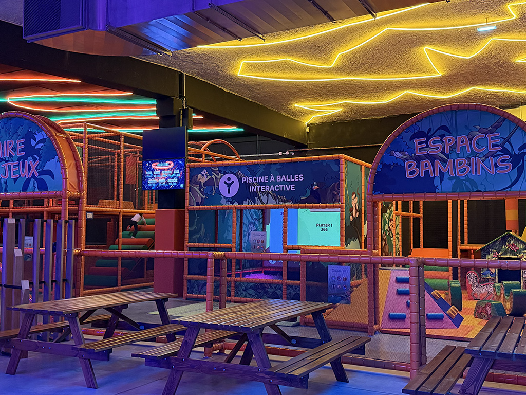 Jeux couverts pour les enfants