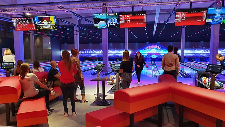 Notre bowling à Tourville vous propose 3 types de bowling : tradi, MadGames et Hyperbowling